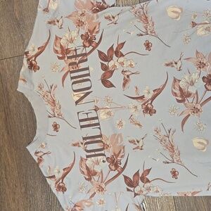 JOLIE NOIRE BROWN FLORAL TSHIRT..SIZE XS.   #7763